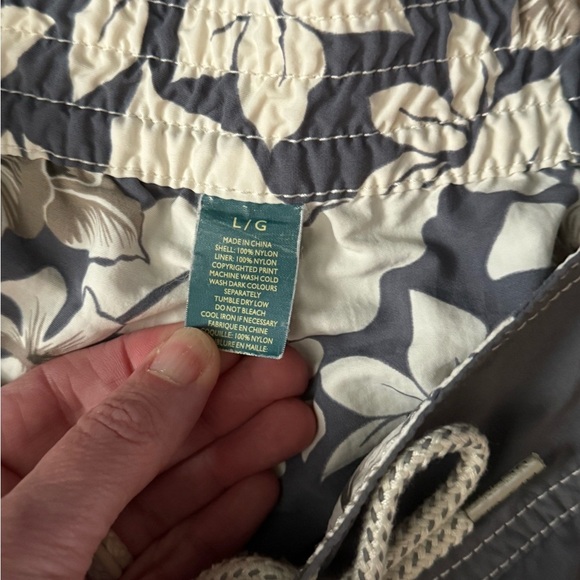 Tommy Bahama Reversible Gray and White Floral Board shorts, Sz L - Picture 2 of 6